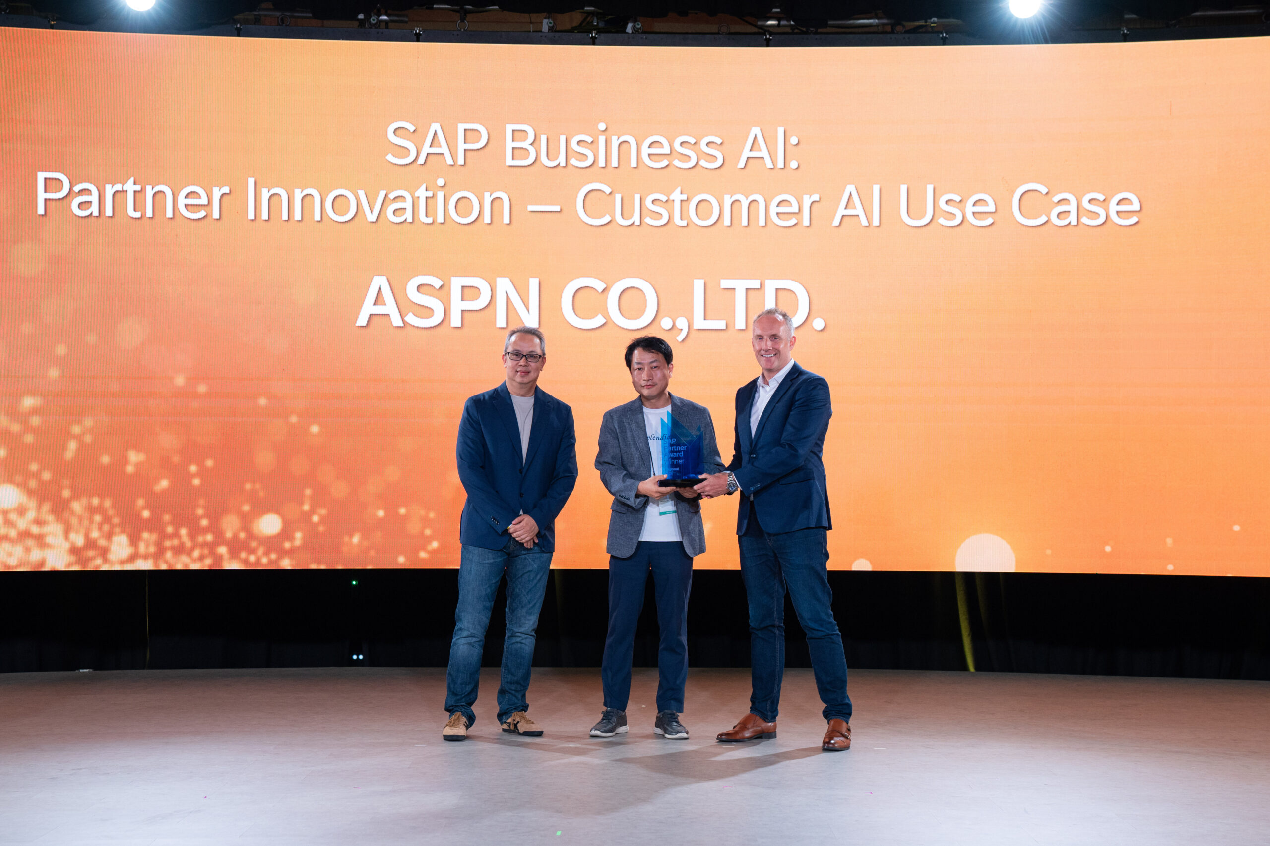 ASPN이 SAP Partner Award 2026 시상식에서 혁신상을 수상하고 있는 모습